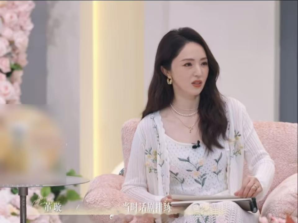 董璇对张维伊始于才华。救场演大台词角色不慌不忙，业务能力太能打。她澄清没有一见钟