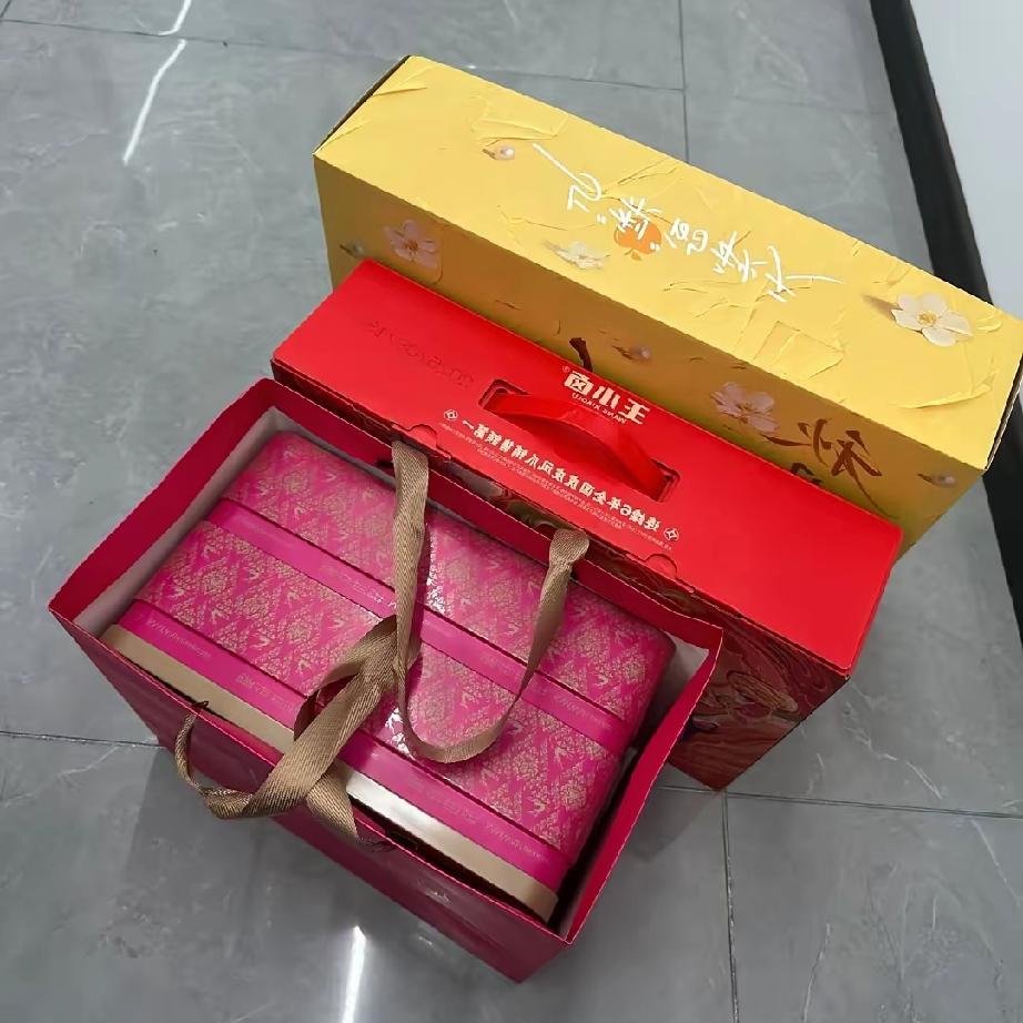 中秋姑姐回娘家，6箱礼全拆开，饭桌一举动让人看懂人心。中秋前的周末，姑姐一家特意