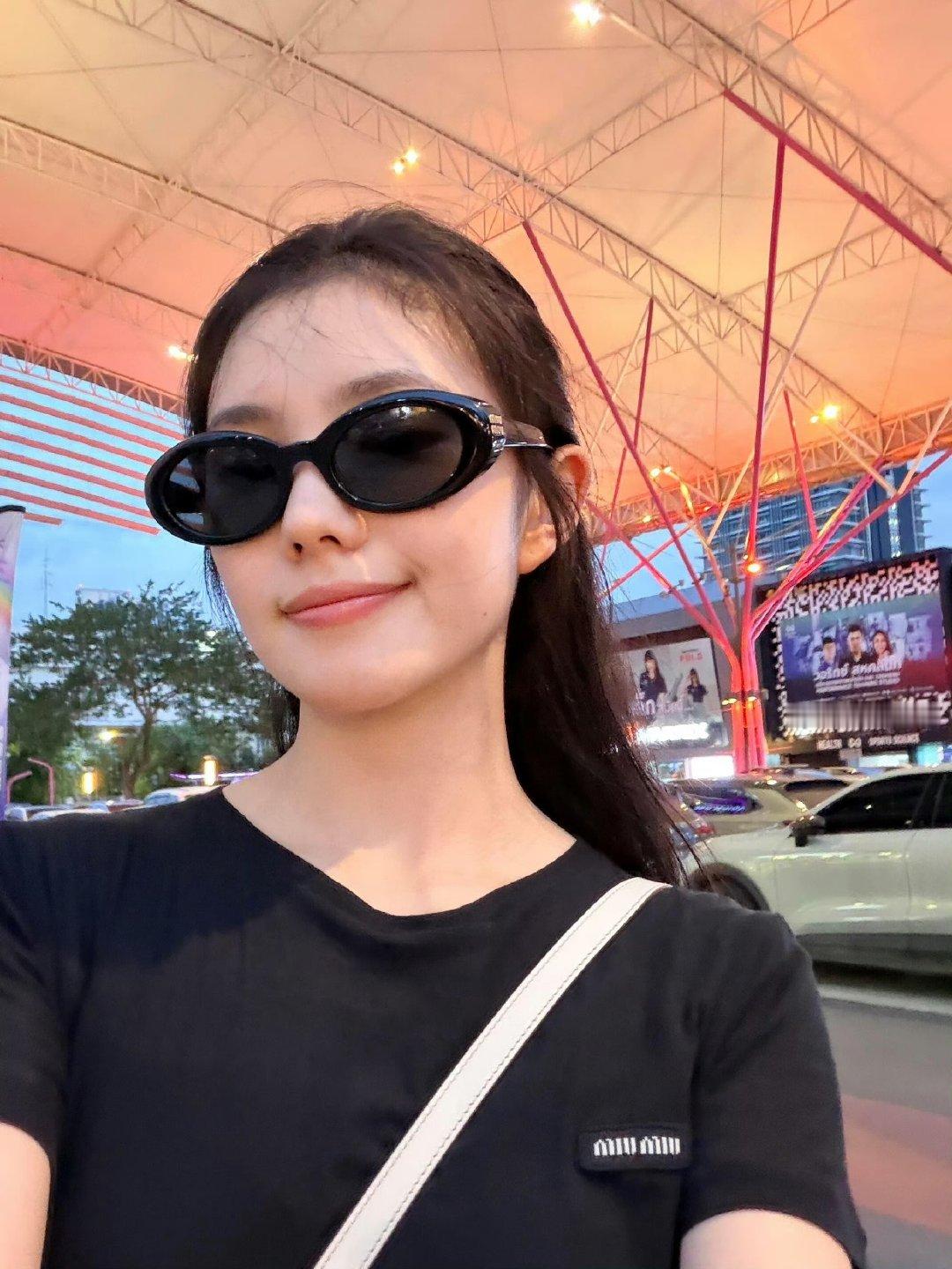 刘浩存墨镜自拍刘浩存更新泰国日常 新鲜的自拍！ 