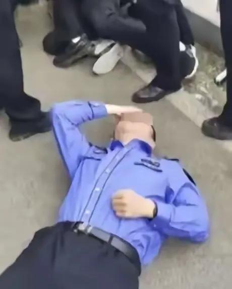 今天才弄明白大爷拿砖怒砸城管的原因了！
前天看到一大爷拿砖怒砸城管、致使城管受伤