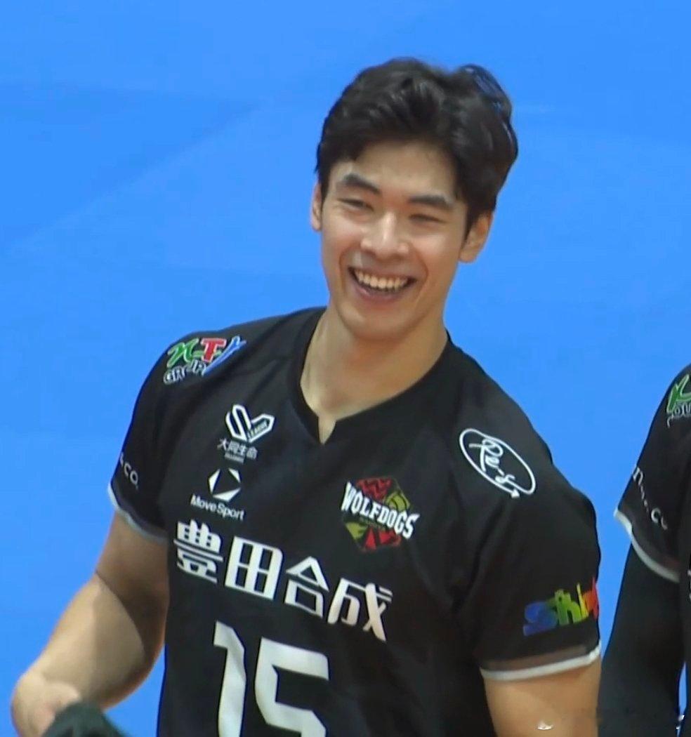 日超男排，名古屋狼狗继昨天3-1击败静冈东丽后，今天在次回合较量中3-0零封对手