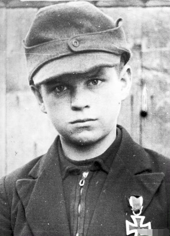 一个西里西亚少年的战争与救赎。1945年，苏联红军逼近德国东部前线，战火蔓延至西