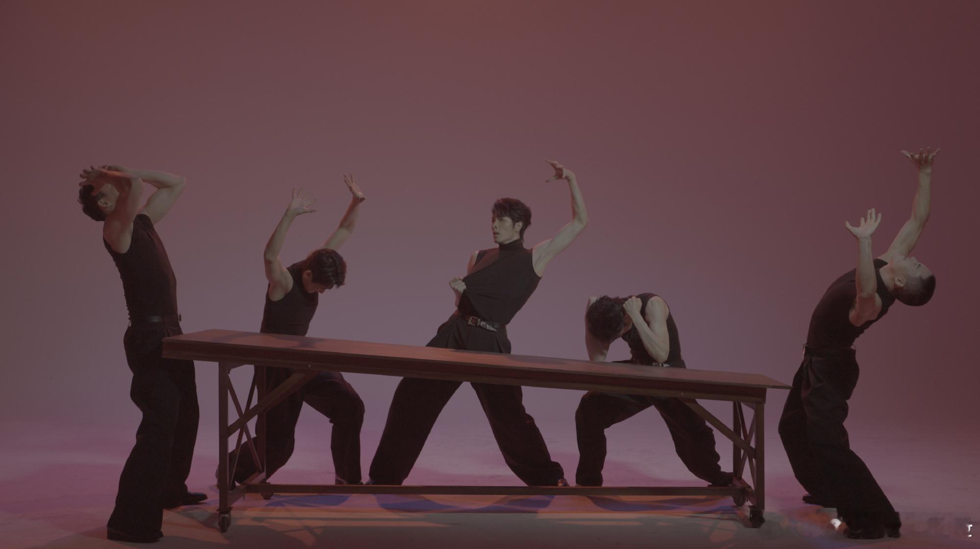 哥们可以靠脸吃饭偏要靠才华 台下是认真训练的少年，台上就变成掌控全场的王者，这种