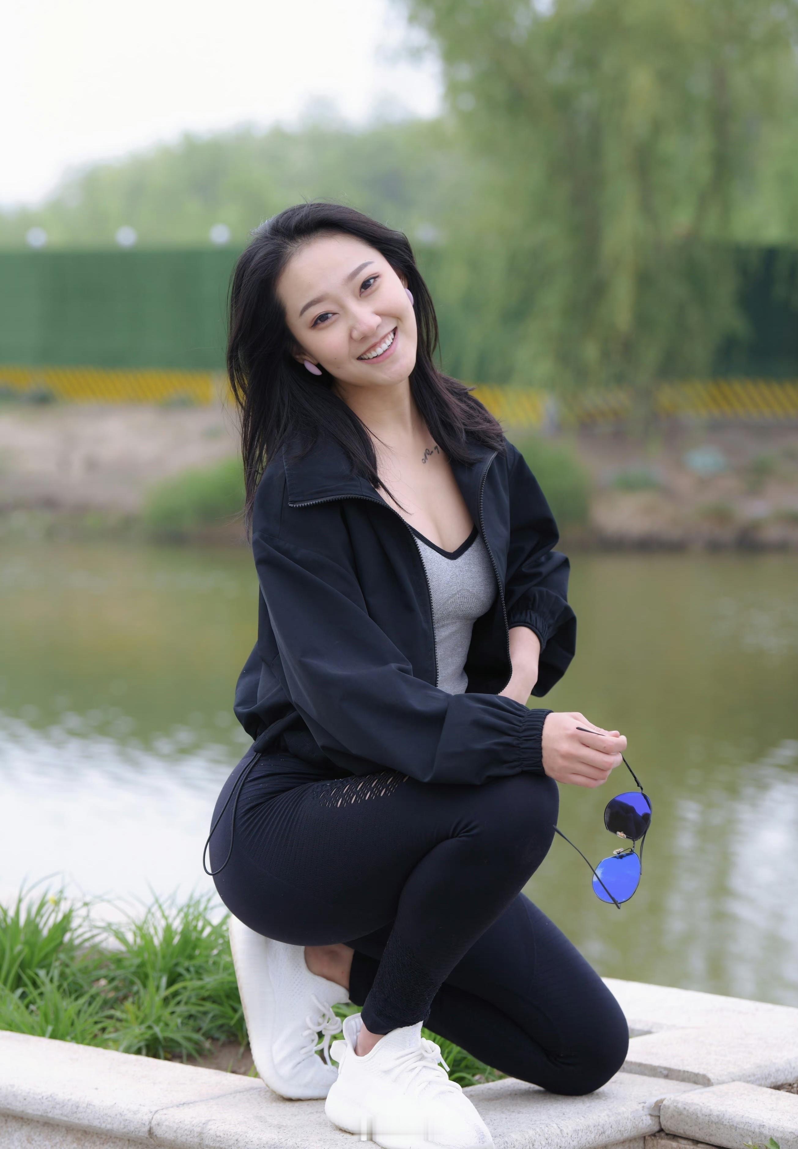 黑色运动范儿的女孩子 ​​​