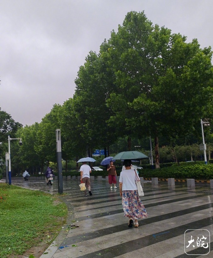 #台风巴威在安徽溜达24小时后离开#【#台风巴威中心已进入江苏#】自12日11时