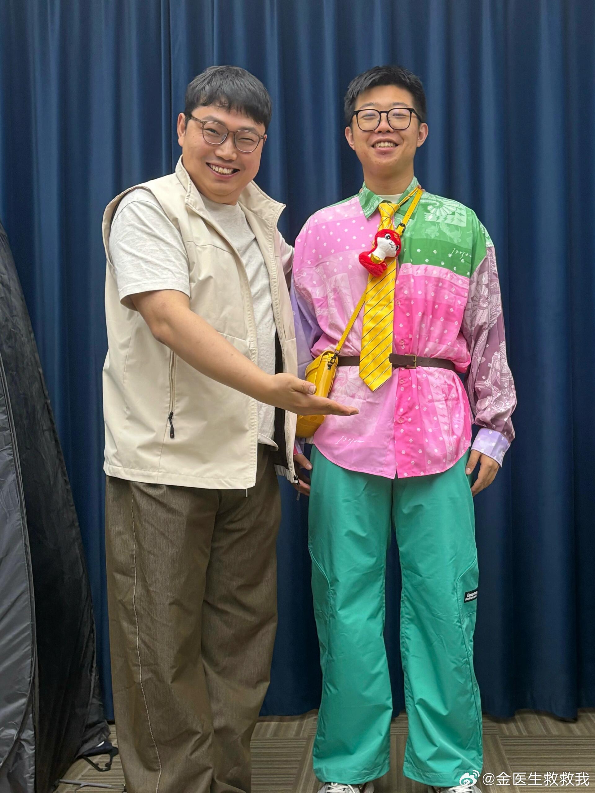 线上开会骂客户被AI记到会议纪要了脱口秀和Ta的朋友们脱口秀里这个桥段太贴近日常