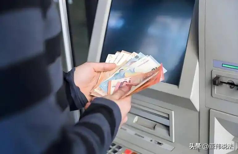 金钱让人面目全非！广西贵港，父母做生意遇到问题，急需用钱，便找到儿子，张嘴就借1