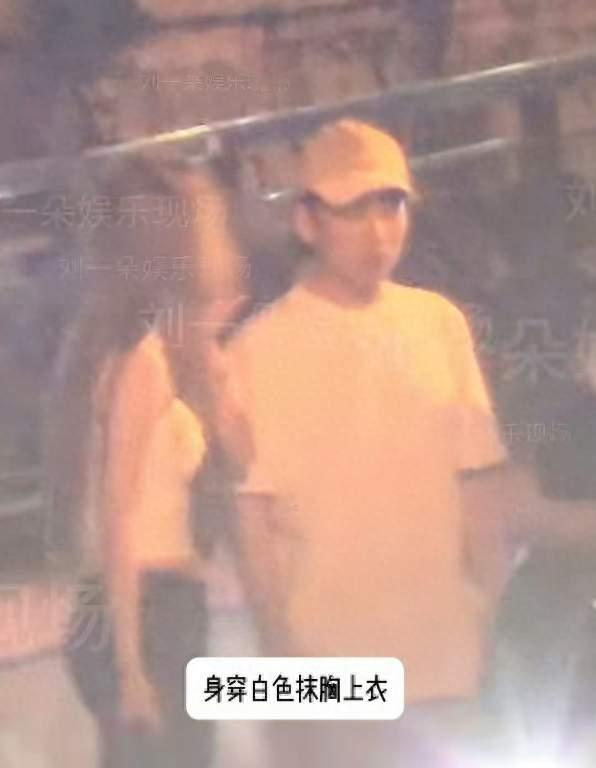 郭麒麟恋情疑似曝光！深夜约会女生，街边吃麻辣烫，好接地气~
