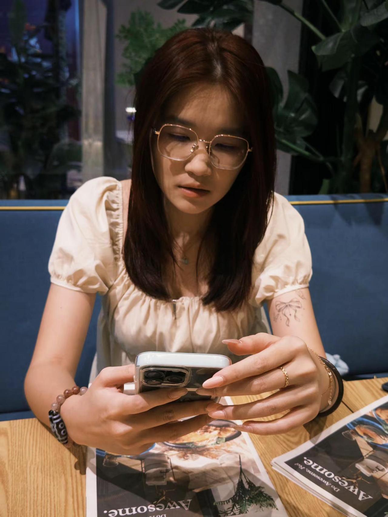 哭包小姐 展信佳 我依然坚信人生而独行 不过旅途之中或偶有同路人吧. 02