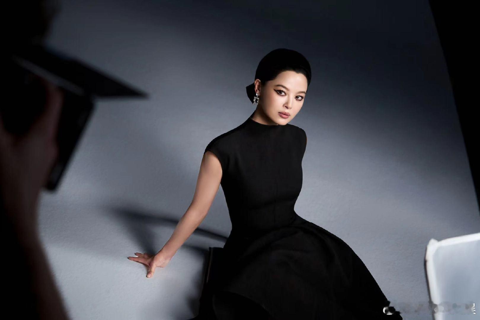 #辛芷蕾头包脸# 辛芷蕾简直将复古风演绎到了极致，而且这个摩登猫眼妆确实是尽显高