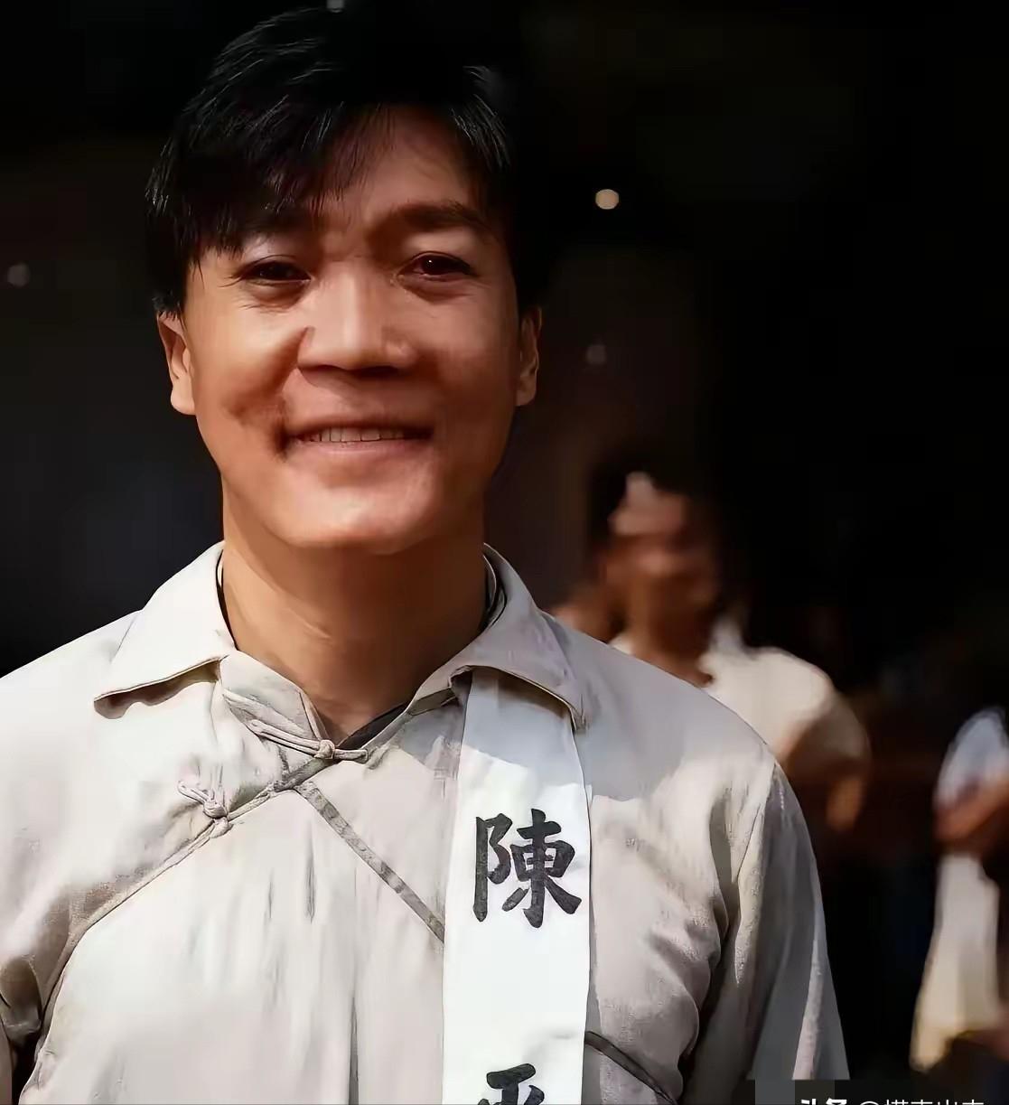 这是从敌人公布的档案中找到的一张照片，镜头中这个即将慷慨赴死的烈士名字叫陈平，没