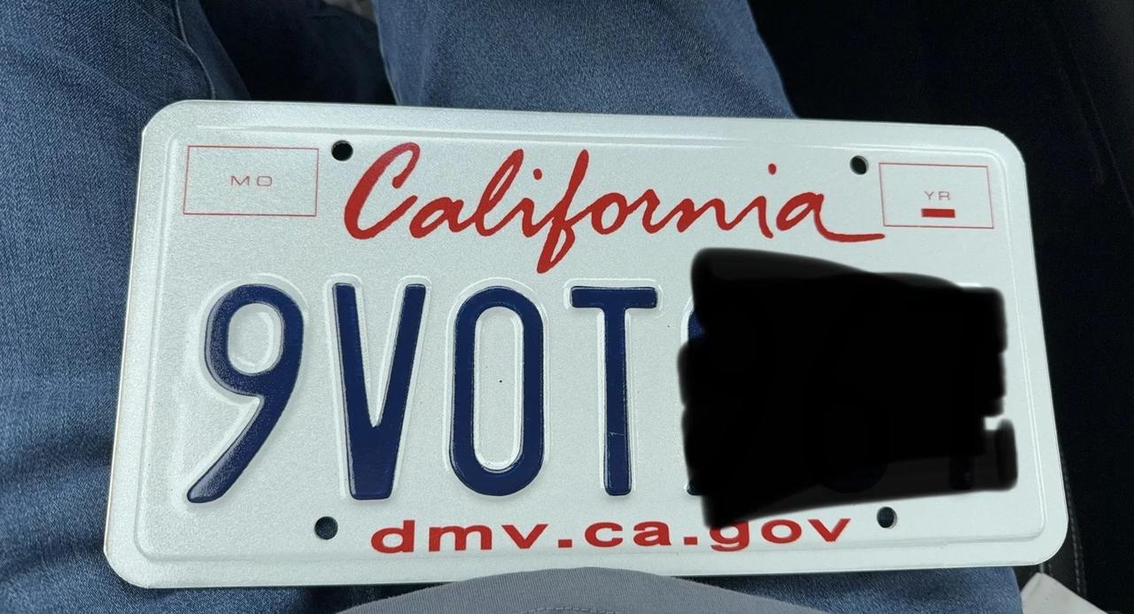 加州车牌的第三位到底是0还是O？
更新: DMV的工作人员说是V后面印字母O的空