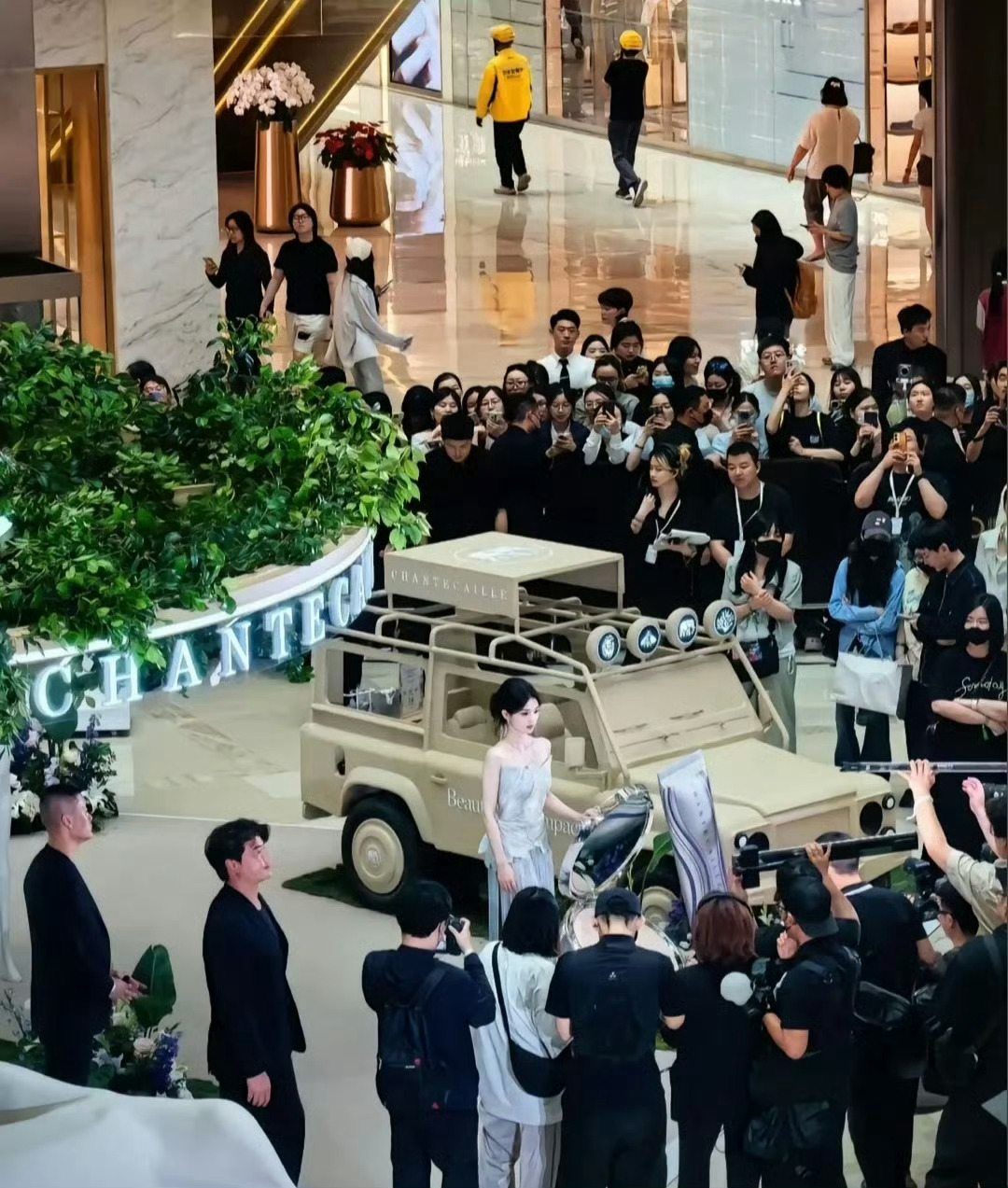 长得好看的人在人群中就像开了高清这是真的，长得好看的人在人群中总能一眼就看到ta