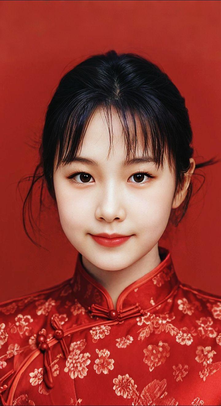 AI扩图 AI红裙浅笑