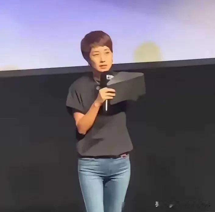 马伊琍的穿搭，确实有她一贯的风格，不过呢，每个人的审美都不同嘛。她身材确实有些垮