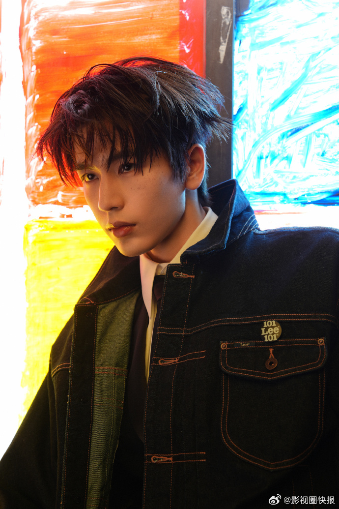 张凌赫解锁ELLE双封 双封造型切换自如，温柔少年与酷帅型男随意切换，可塑性强到