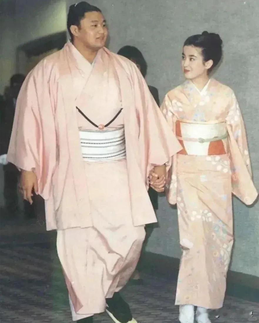 宫泽理惠和相扑选手贵乃花宣布订婚时的画面，19岁的理惠美得让人失语

随便一拍都