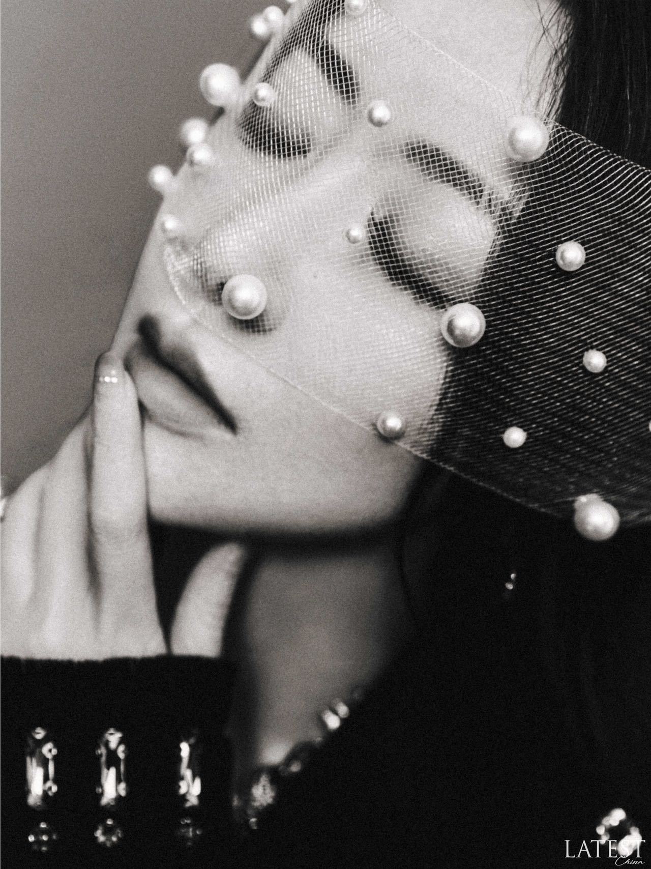 陈紫函美飒拽姐 这才是真正的风格百变啊！在杂志封面中五套 look 无缝切换，时