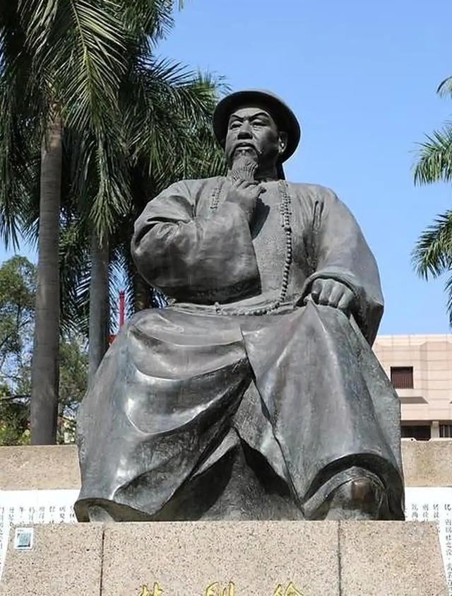 1841年，道光帝朱笔一挥，将林则徐“发配“新疆伊犁。刑部官员们却对着诏书直挠头