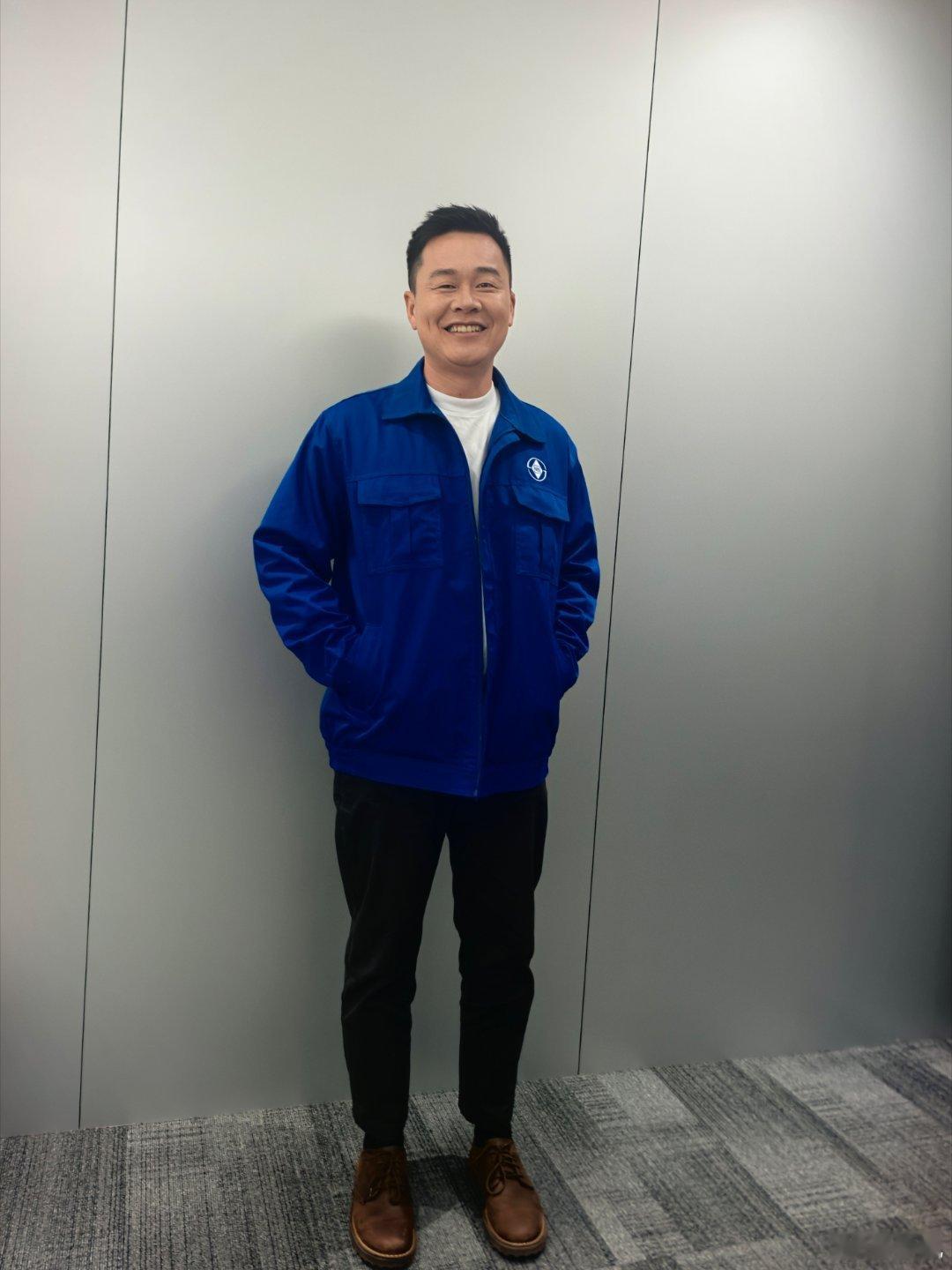 您的广西表哥“五菱仔”上线咯参观华境S的“岛式”生产，顺便帮你打螺丝。 柳州·上