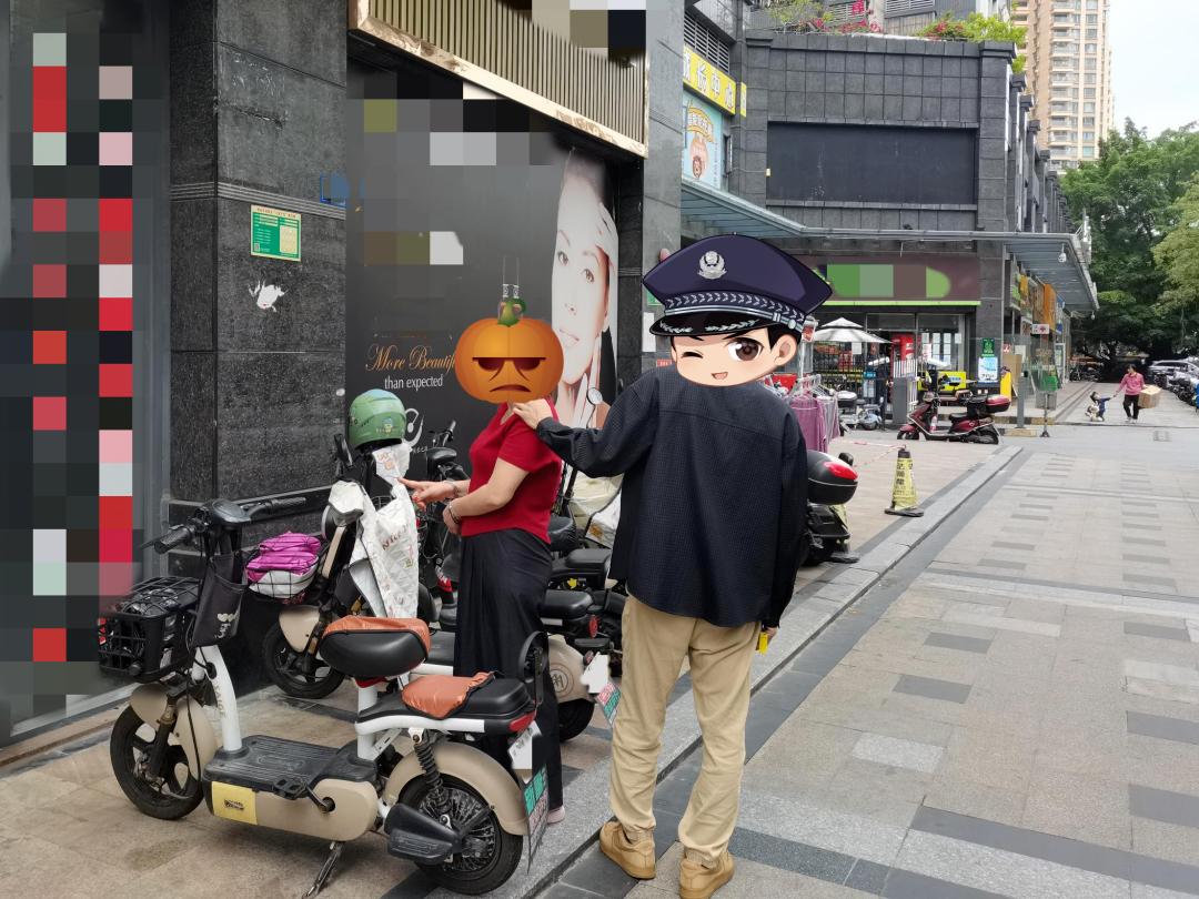 清城一女子摩托车被盗案告破！一面“破案神速，为民解忧”锦旗送到民警手中，是市民的