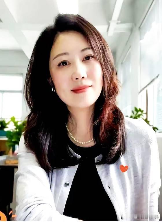 十四岁的女儿指着鼻子骂亲妈你怎么不去死。 
这话搁谁身上，能扛得住？ 
朋友圈里