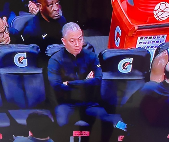 美媒：昨天比赛关键时刻，泰伦卢坐在一边，和队员与助教没有任何交流！新赛季篮不住
