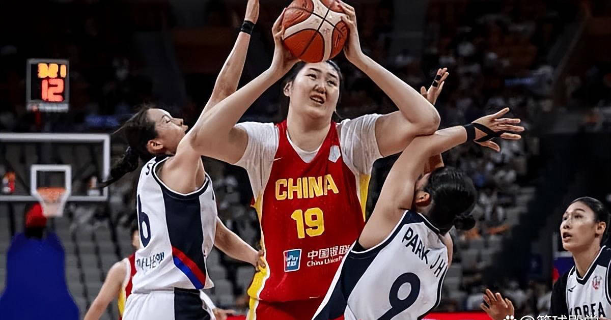 中国女篮在亚洲杯中对韩国取得大胜，张子宇作为年轻球员首次参与成人比赛，展现出进攻