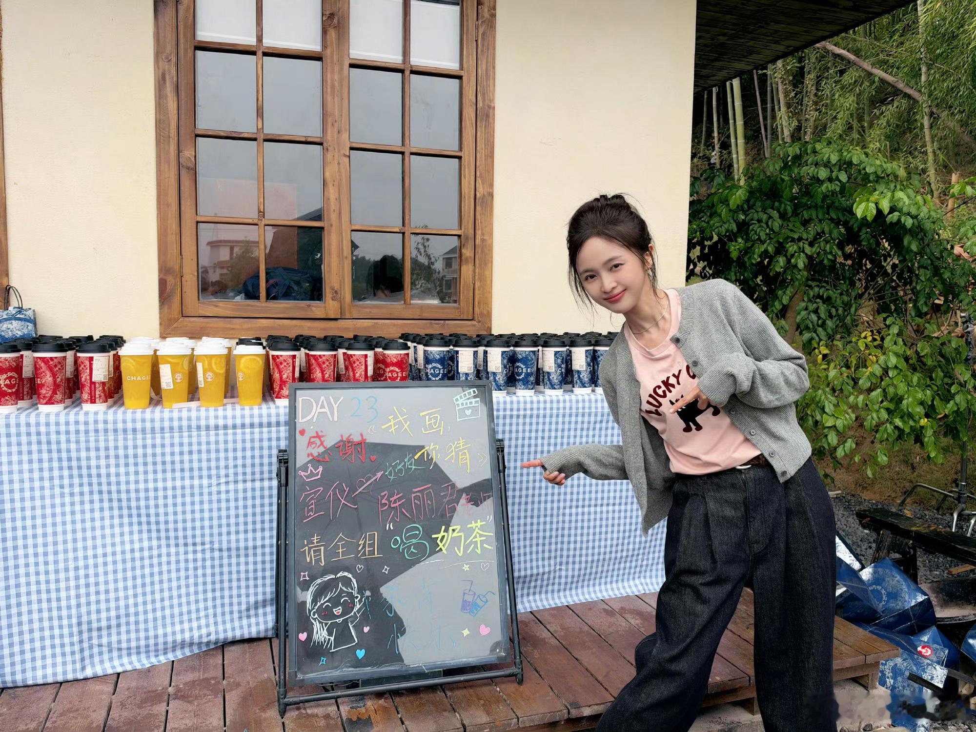 陈丽君请吴宣仪剧组喝奶茶 官宣自己新电影《我画你猜》戏份杀青，晒出的照片中，有一