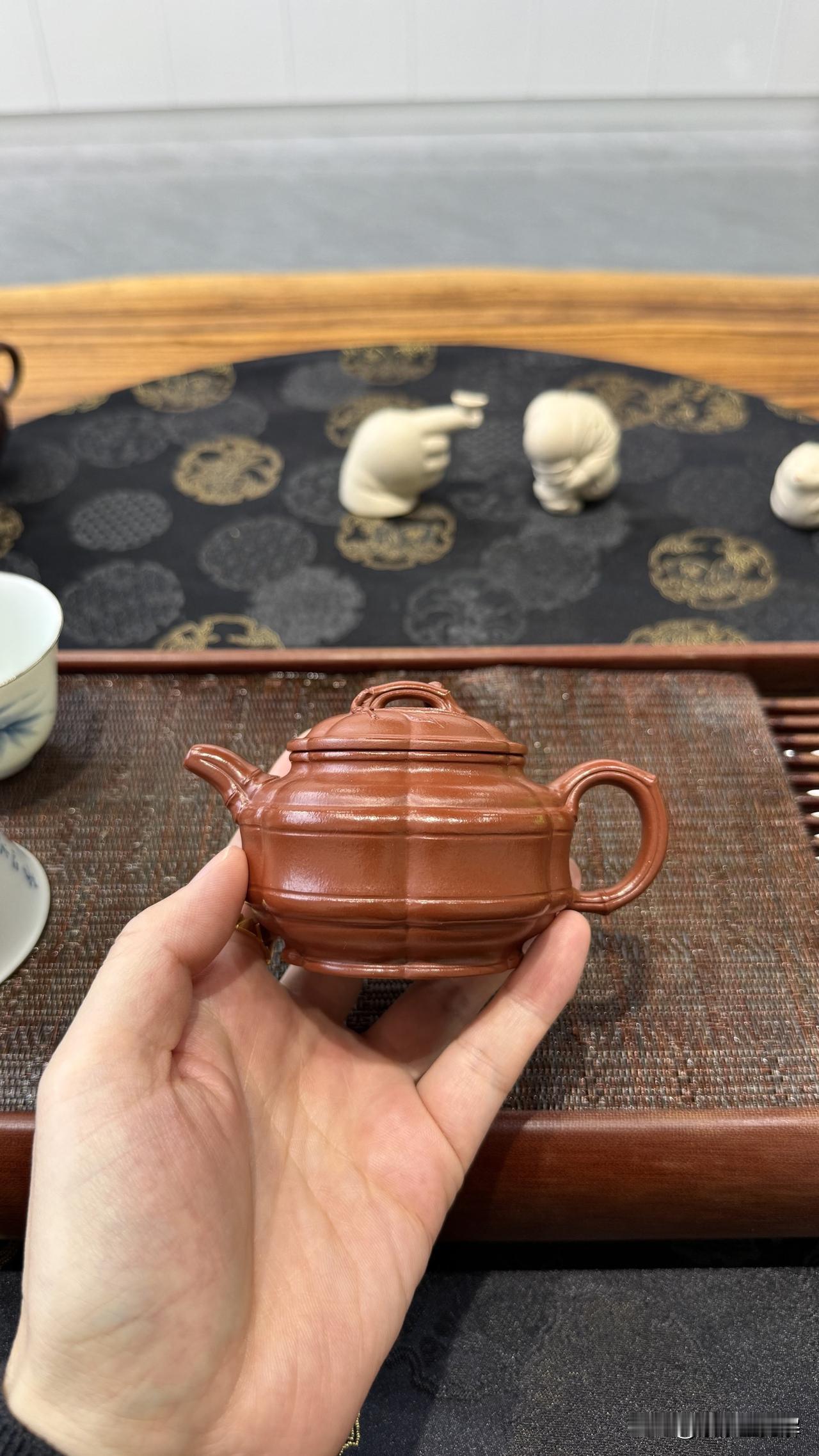 新手用半年紫砂壶，竟说和盖碗没区别？老茶客笑了：你差这一步！
​昨天群里有个新来