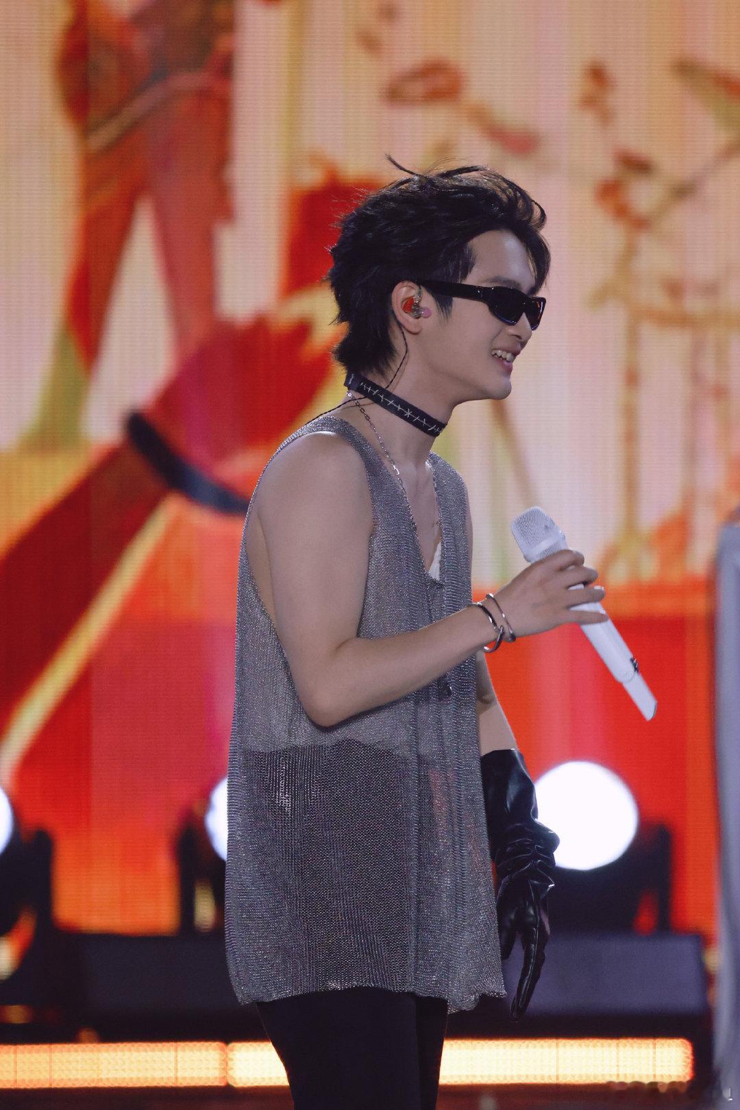 #周震南 太燥了#周震南这次舞台跳舞不仅特别的燥，词也写得特别的爽啊，而且整个人