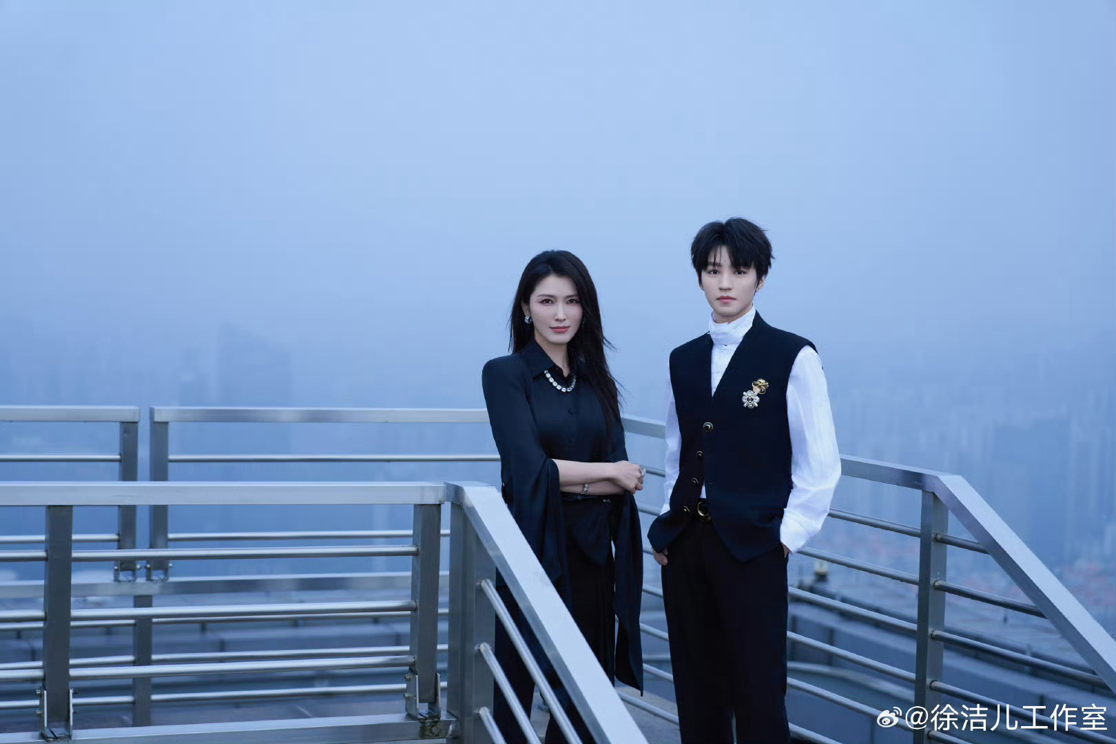 王俊凯徐洁儿撑伞合照王俊凯徐洁儿面具神图我们《重生之门》顶级售后来了，天台2.0