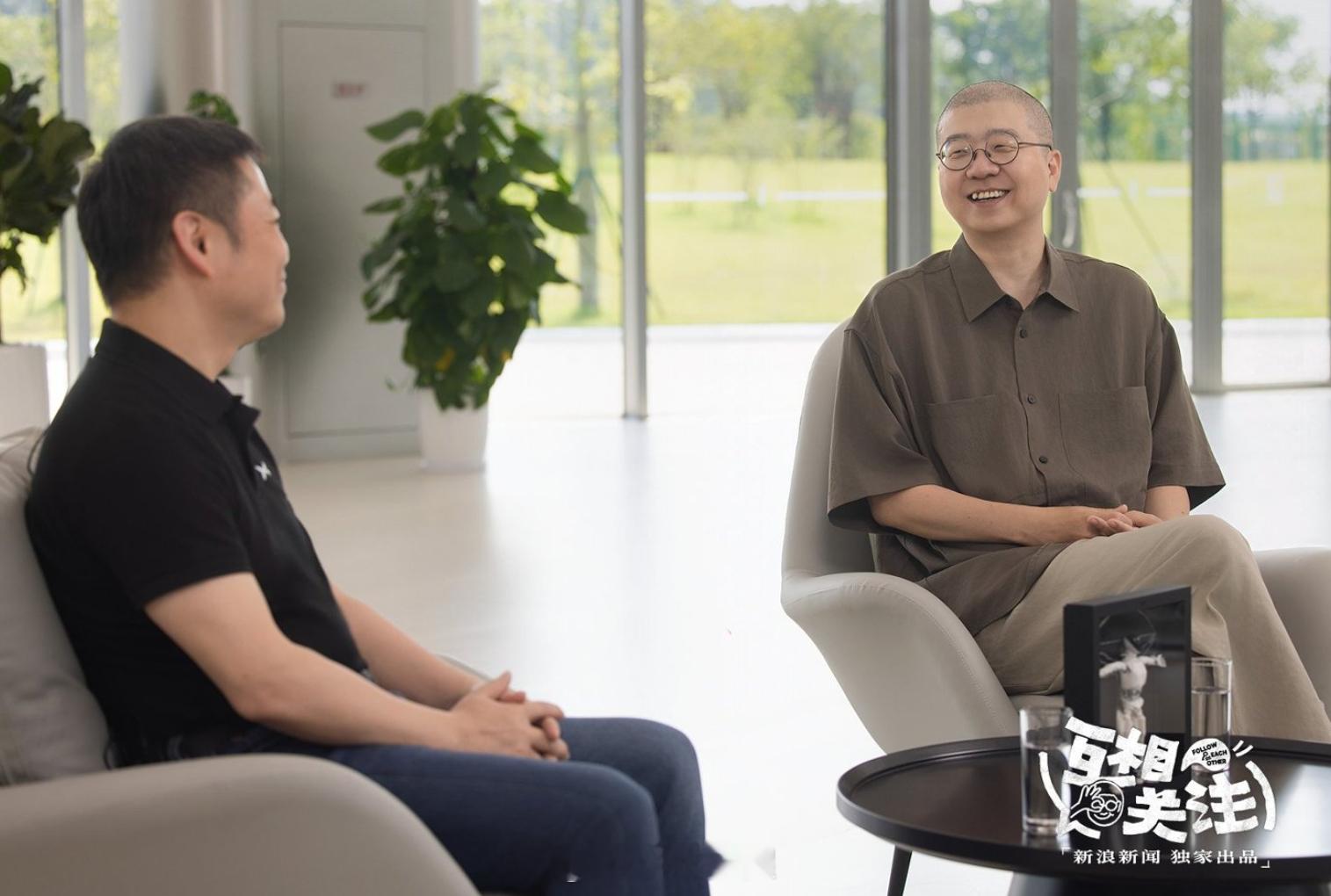 李诞向何小鹏取创业经都说何小鹏在做“未来变形金刚”——汽车自己充电洗车找车位，人