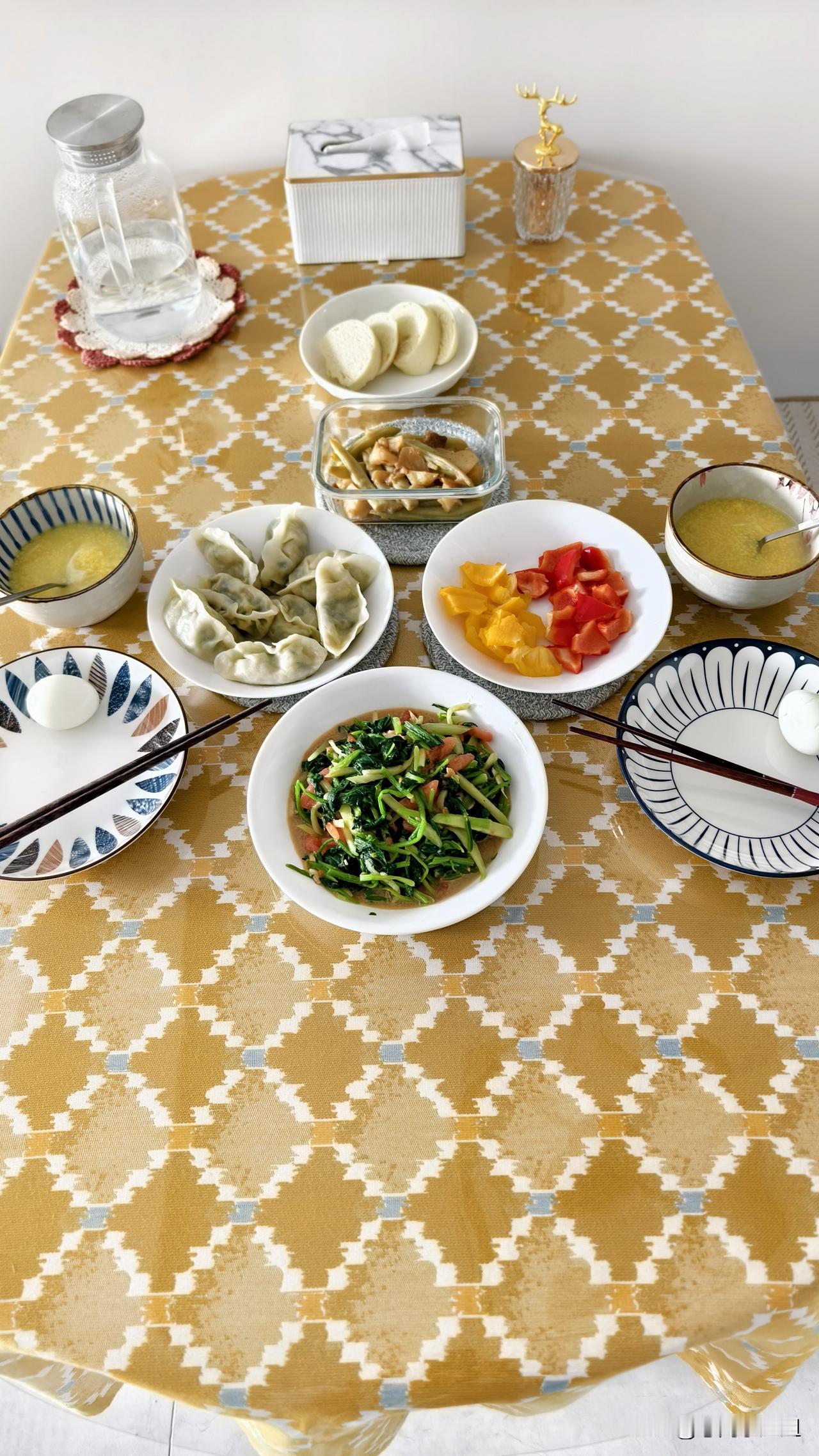 今天早餐。
今天周日早餐吃的晚，拌了麻酱菠菜，彩椒蘸辣椒酱，昨晚剩的炖豆角，蒸饺