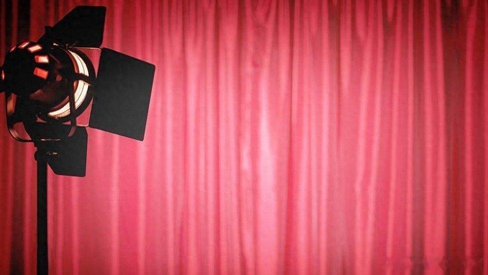 凤凰新闻【顶流演员，没戏了？】“重新介绍一下我自己，我还是演员董子健，最近很空，