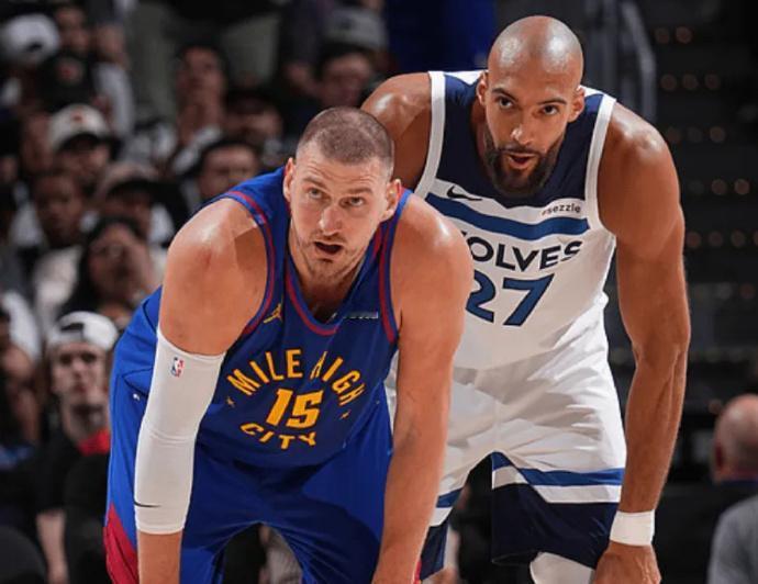 拉胯！约基奇最近三场比赛表现：

G2：投篮 22中8，三分 3中0
G3：投篮