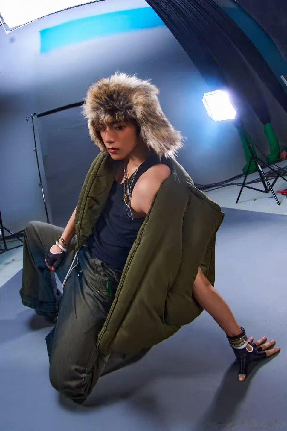 刘耀文说SAUCE天天见 刘耀文雷锋帽无袖造型 刘耀文说SAUCE天天见，谁懂这