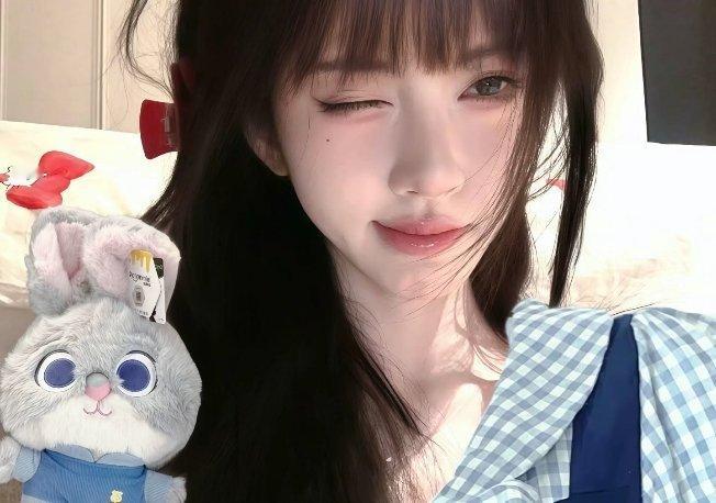鞠婧祎 jjy鞠婧祎苏绿夏 “敬你恣意蔓生的野心敬你永无止尽的青春𝘽𝙚𝙨?