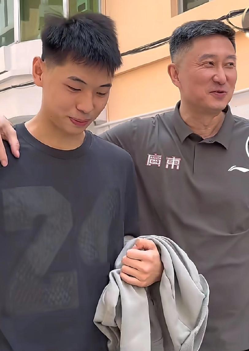 杜锋给崔永熙做思想工作，篮协会长进学校，他的兼职没必要多纠缠

杜锋给崔永熙做思