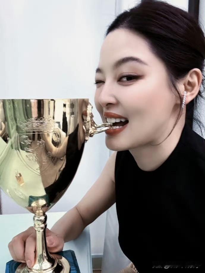 女演员辛芷蕾获奖，85花估计要睡不着觉了……
9月7日，演员辛芷蕾登上热搜，凭电