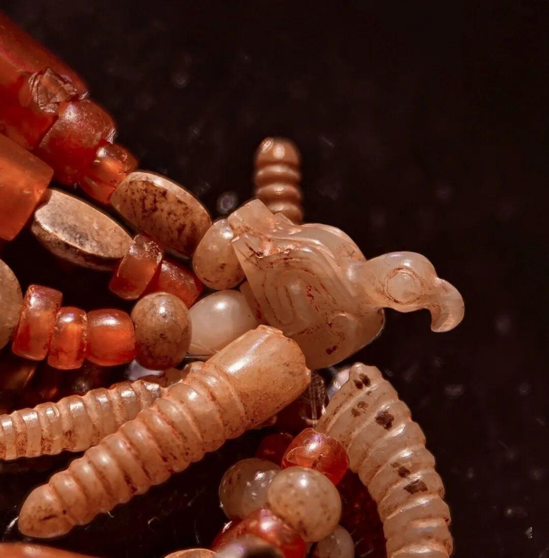 高古玉 比黄金值钱的高古项链，有西周玛瑙珠与和商周小动物组成。 上海