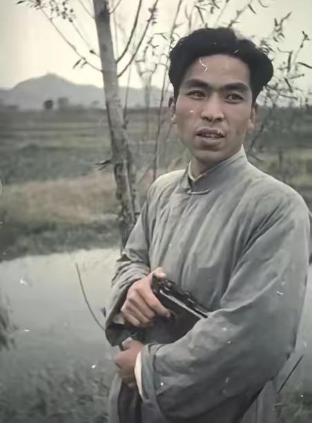 1947年冬，淮安城外小王庄的夜色沉得像浸了水的棉布。李凤岐被还乡团反剪着双手塞