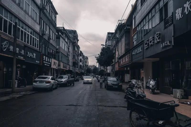 退休后，拿多少钱退休金才能够生活，
首先要看在哪个城市，如果是小县城，或者广西，