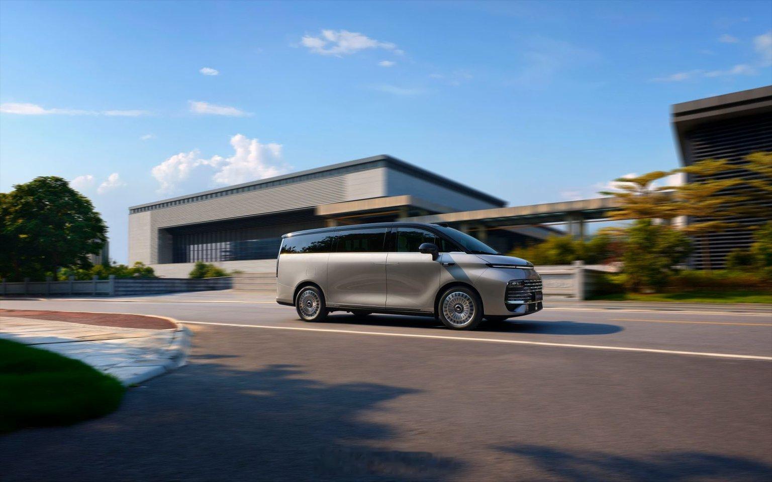 吉利银河V900预售开启，价格31.98万-38.98万元。新车定位AI全场景家