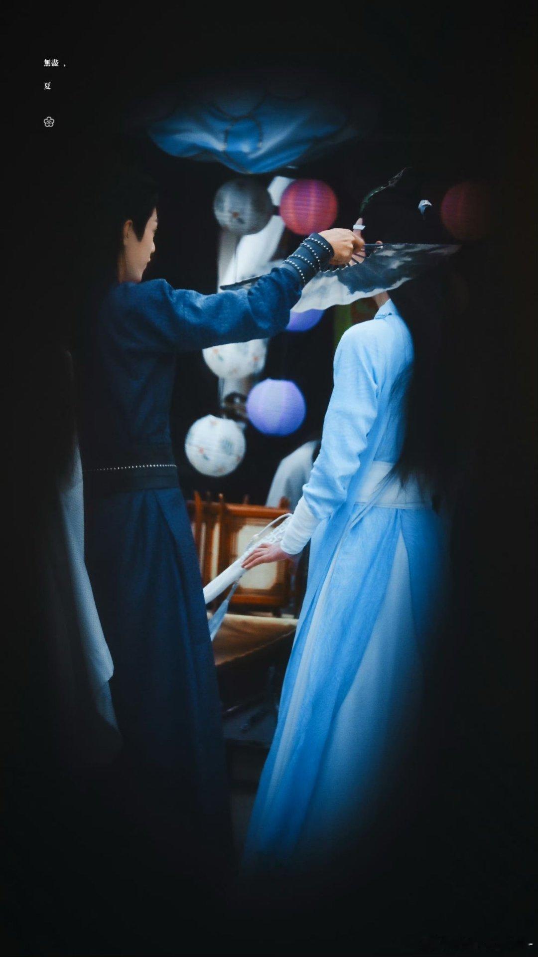 肖战在用聂导的扇子给王一博扇风😋🤲🏻 