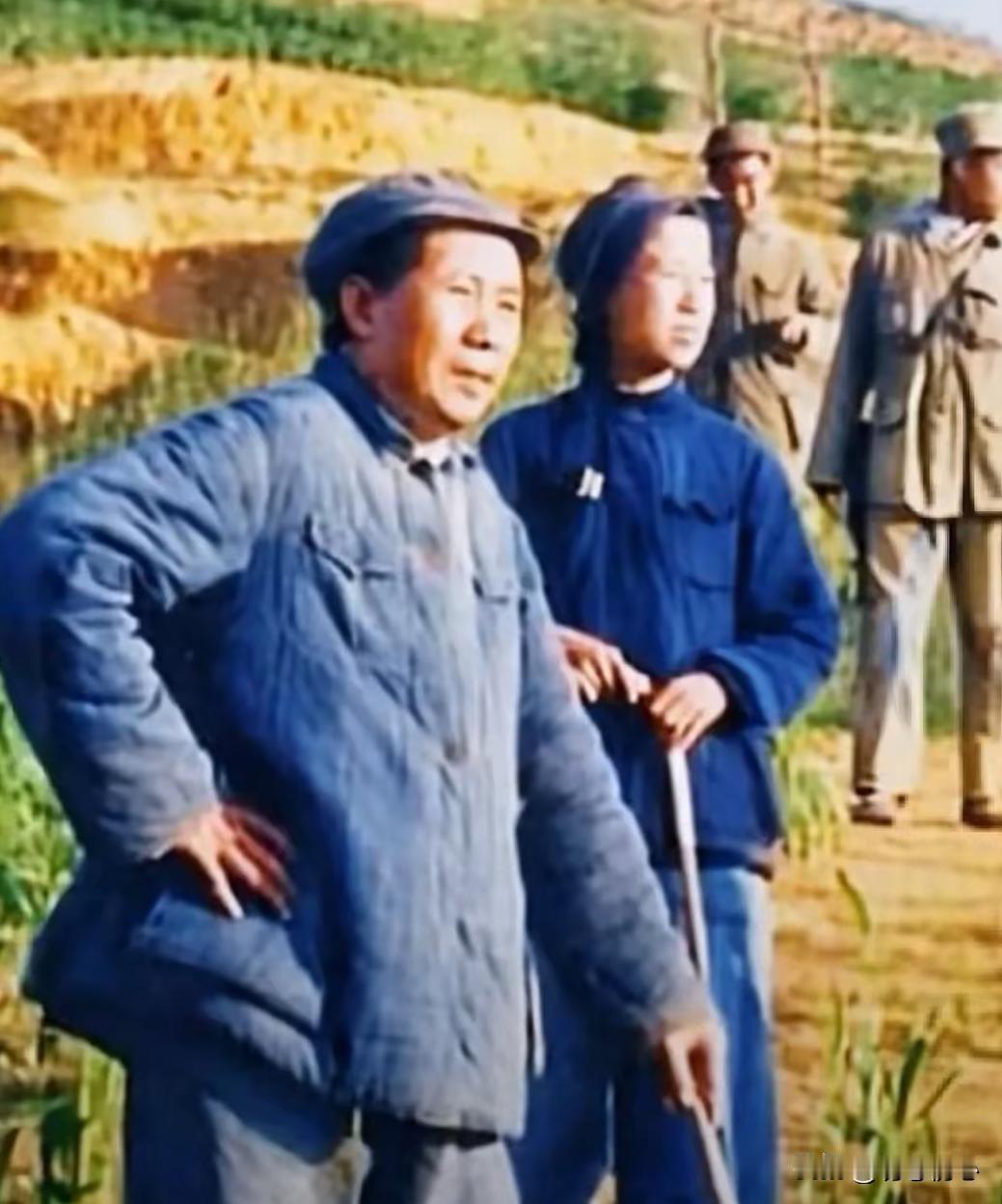 黄土高原上的身影！一身粗布棉衣，他以八百人马牵制数十万敌军
 
这是1947年转