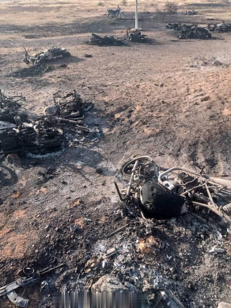 布基纳法索北部军事基地遭到3000名“基地”组织恐怖分子袭击，布基纳法索空军实施