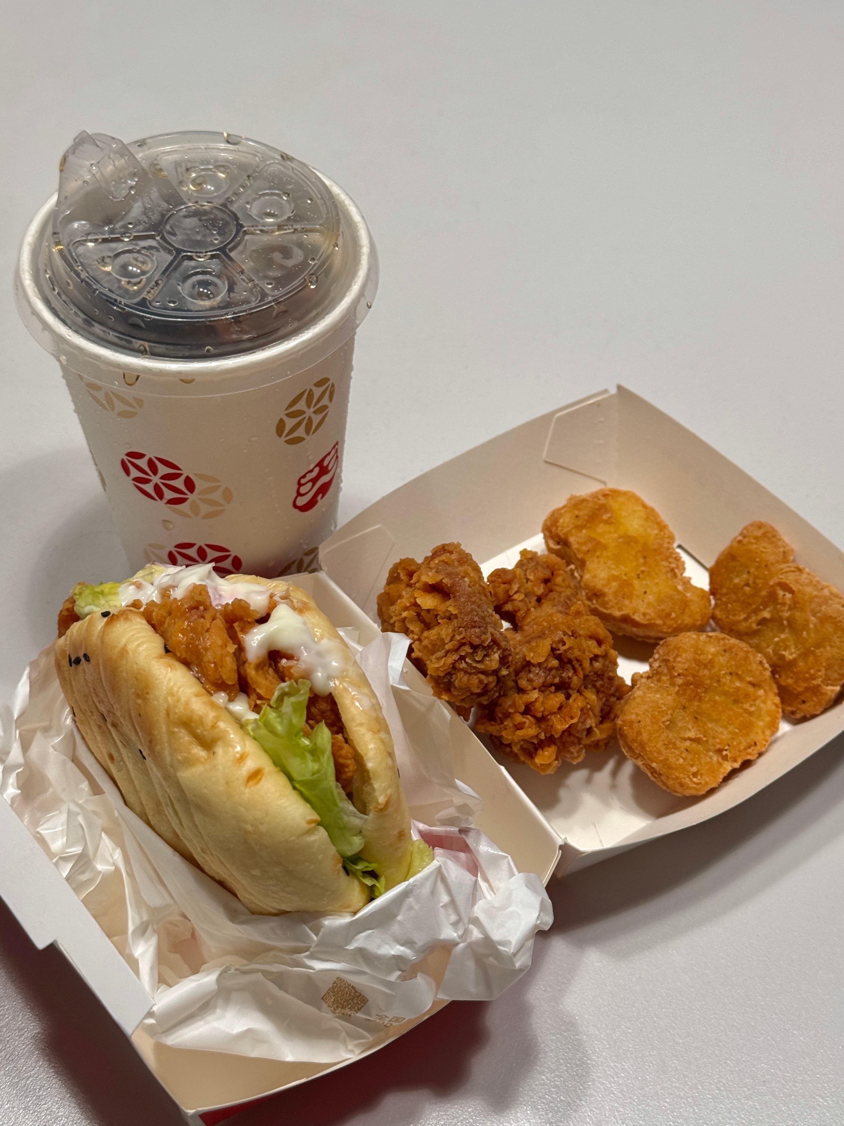 周末在工作室桌游啦。玩的超级开心哈哈哈哈哈，八合里的牛肉都好嫩好好吃，可惜蘸料真