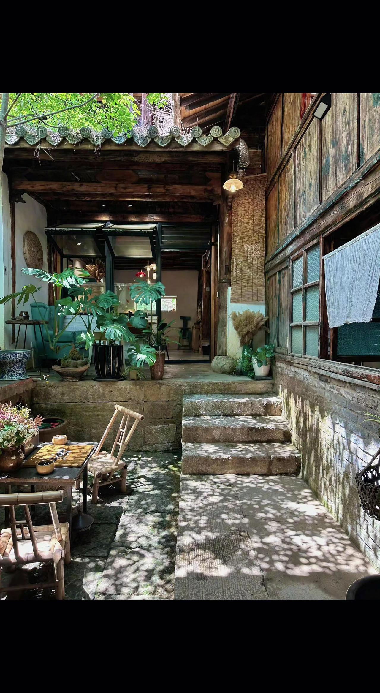 🌿斑驳木窗筛碎光，石阶托着苔藓的呼吸，竹椅在等一杯茶的温度。时间在这里，是被拉