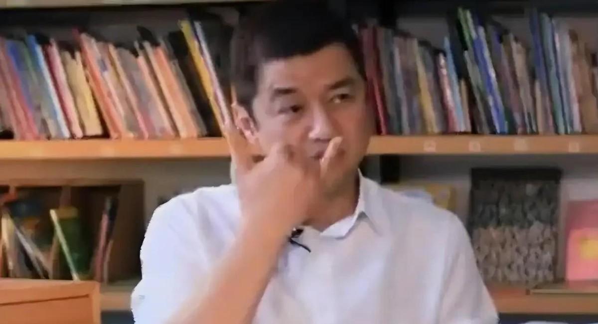 李亚鹏这辈子最拧巴的地方，就是永远在错位的时间做错位的选择。
王菲提离婚那年，他